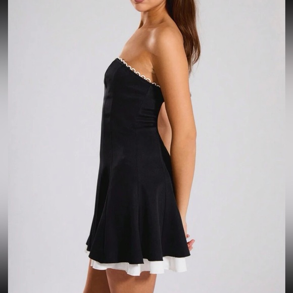 Black & white trim contrast strapless mini dress - Picture 3 of 6